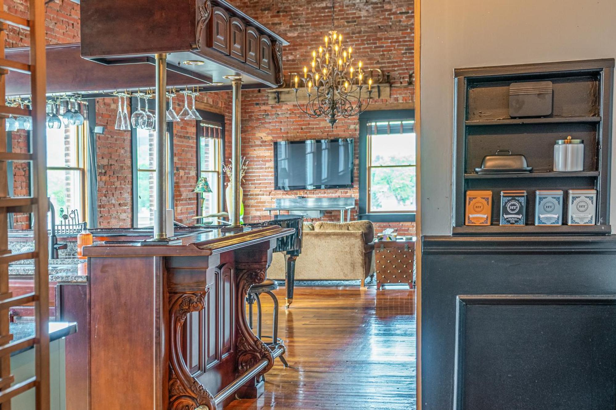 Brick Loft Penthouse On Main Διαμέρισμα Brevard Εξωτερικό φωτογραφία