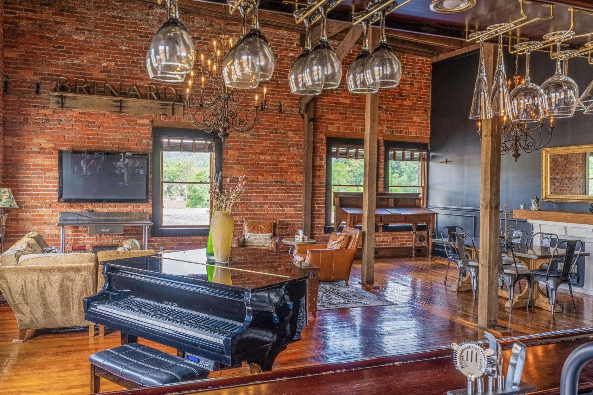 Brick Loft Penthouse On Main Διαμέρισμα Brevard Εξωτερικό φωτογραφία