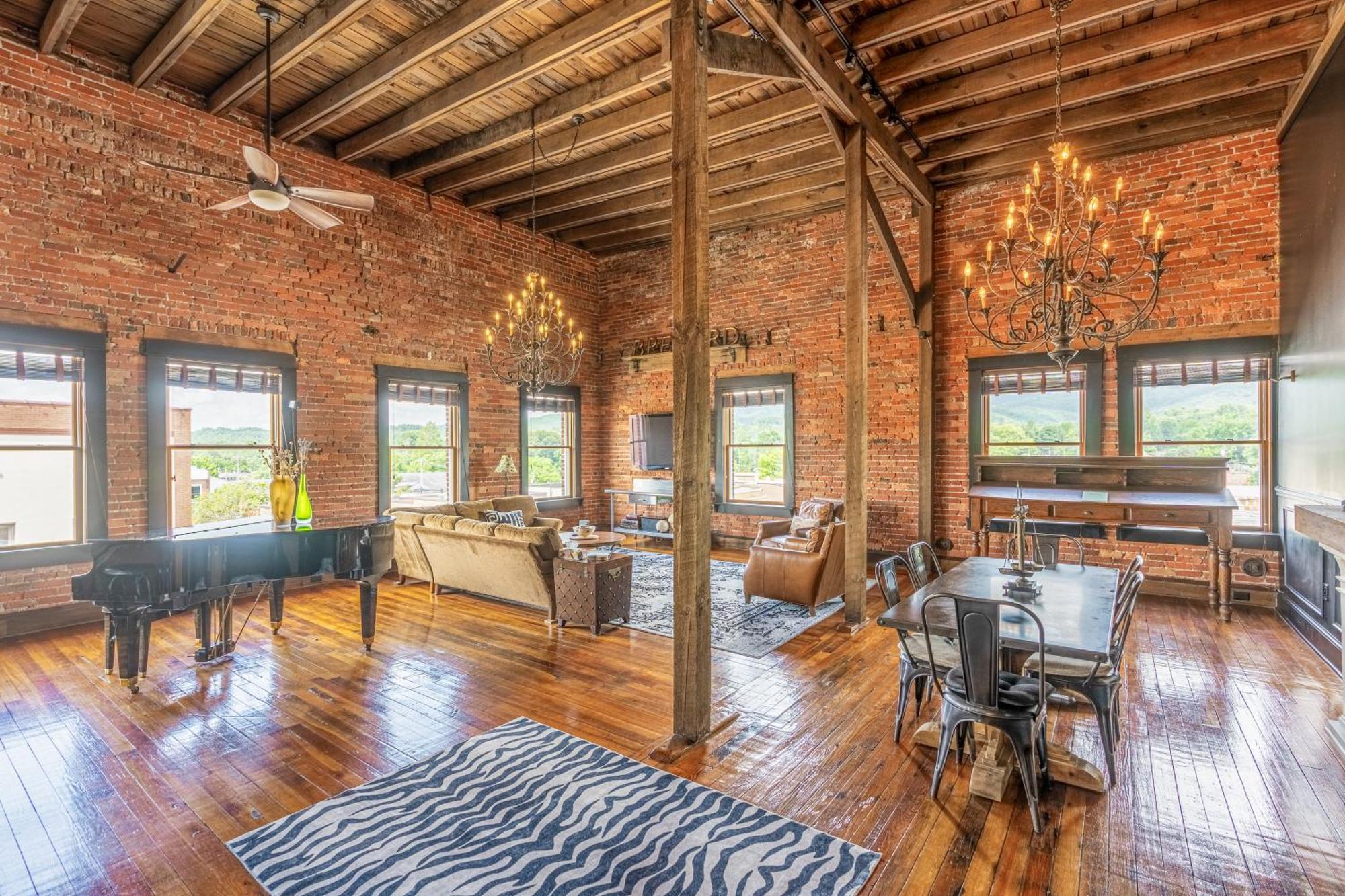 Brick Loft Penthouse On Main Διαμέρισμα Brevard Εξωτερικό φωτογραφία