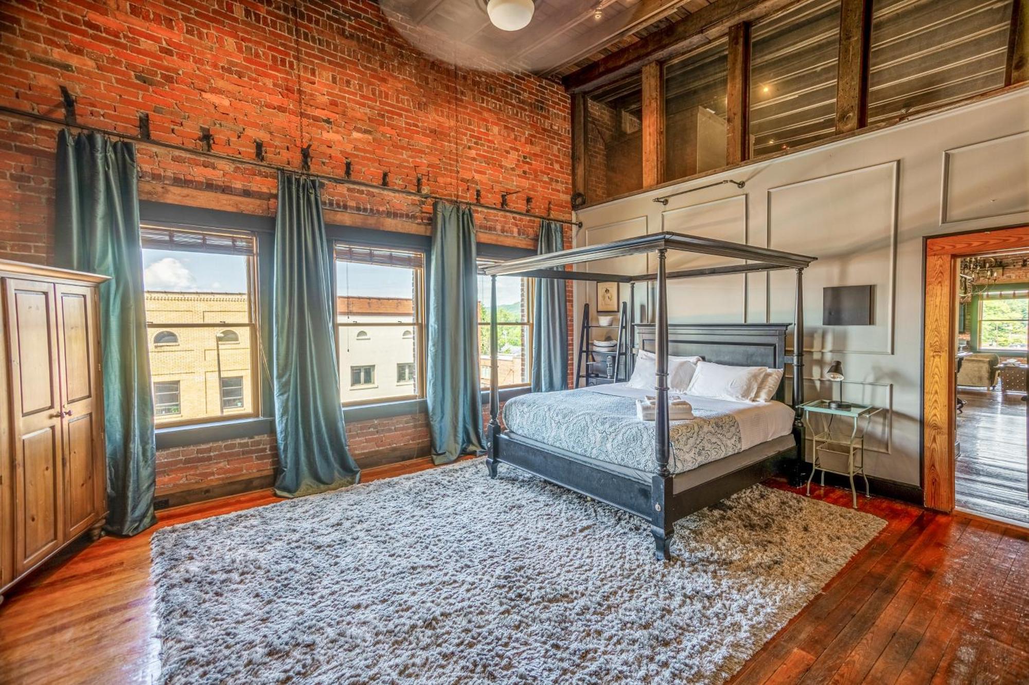 Brick Loft Penthouse On Main Διαμέρισμα Brevard Εξωτερικό φωτογραφία